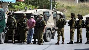 الاحتلال الإسرائيلي يعتقل 21 فلسطينيا من مناطق مختلفة بالضفة الغربية